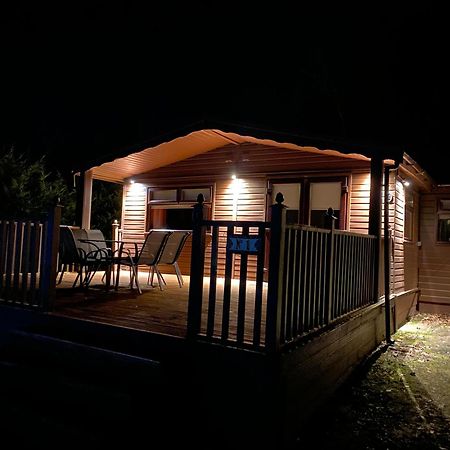 Stunning 4-Bedroom Cabin With Hot Tub In Beattock! Екстериор снимка